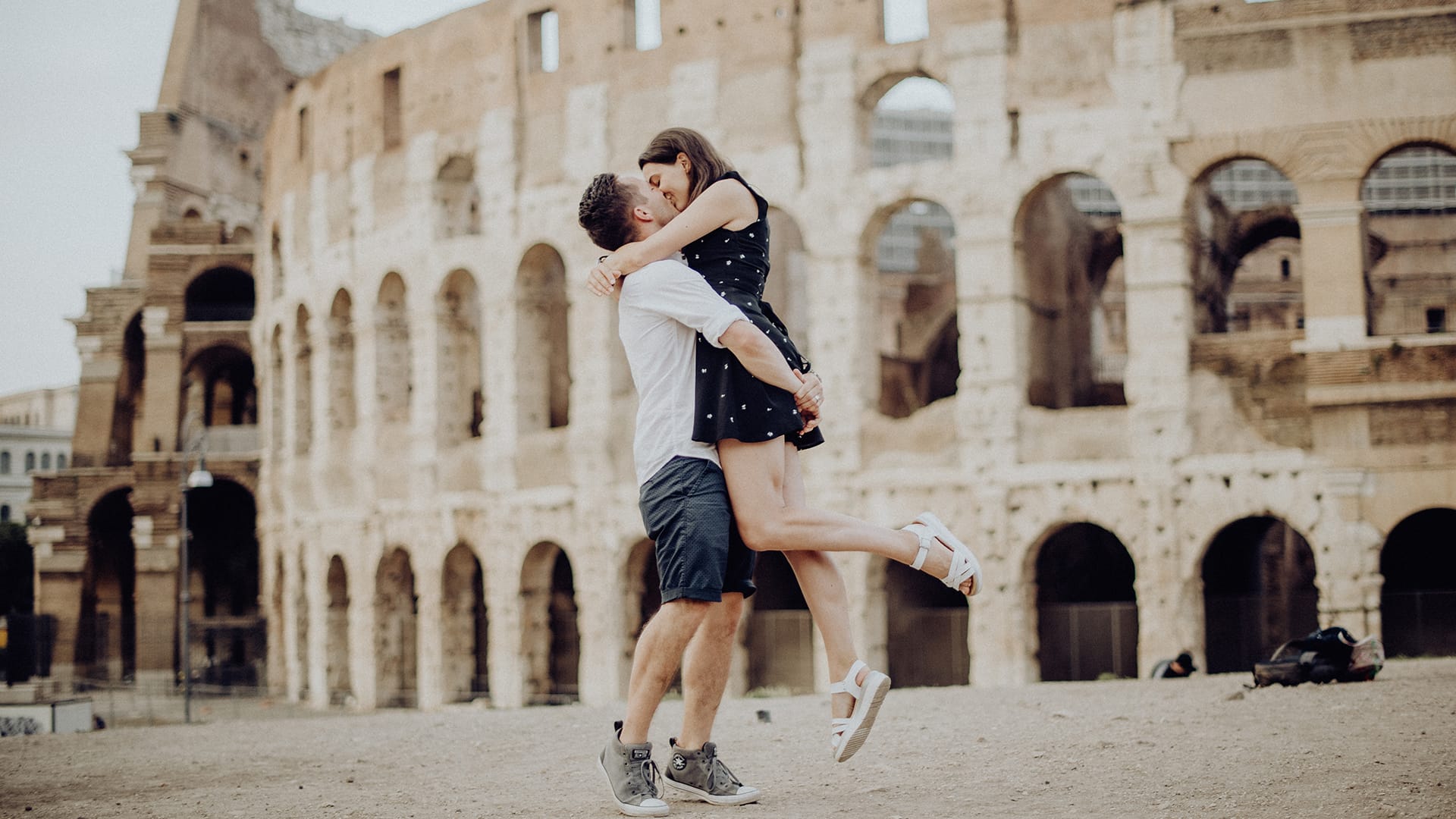 Rome engagement session under the colosseum - Servizio forografico di coppia a Roma sotto al Colosseo - Paola Simonelli Italian emotional and wedding photographer in Rome - Paola Simonelli fotografa di matrimoni a Roma